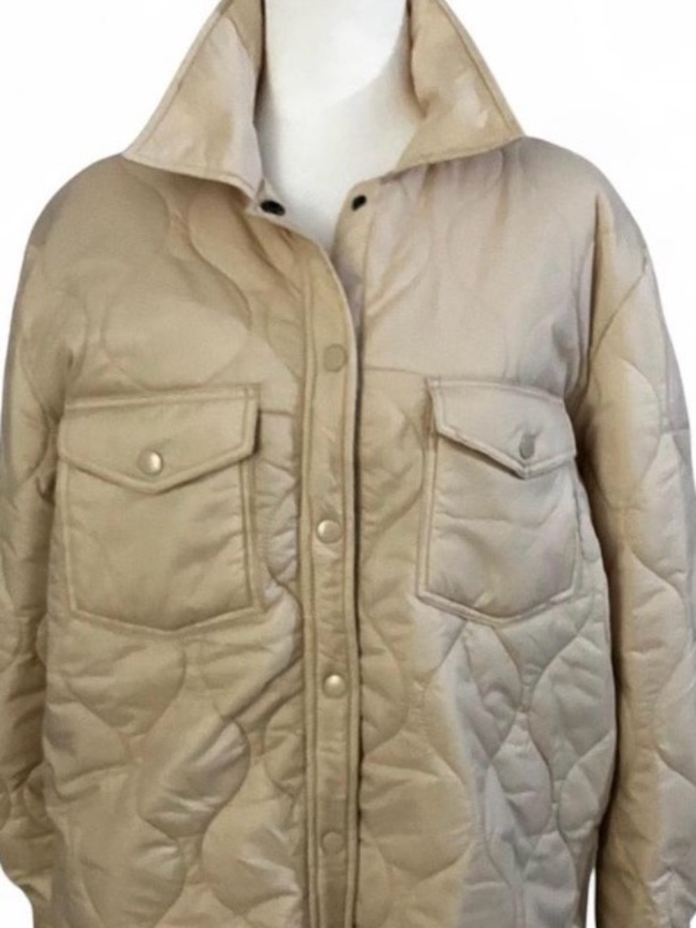 Ski resort vibes🆕 Women's Quilted Tan Jacket very lightweight soft and cozy.